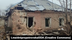 За даними місцевої влади, через атаку РФ пошкоджені приватна оселя, 5 двоповерхових будинків, адмінбудівля та будівля закладу культури