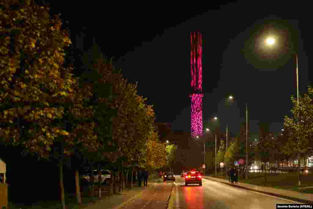 Iako pogađa i muškarce, rak dojke je češći kod žena. U 2022. godini prijavljeno je više od 2,2 miliona novih slučajeva raka dojke među ženama u svetu. U periodu januar-septembar ove godine, u Univerzitetskom kliničkom centru Kosova bilo je 335 slučajeva raka dojke, od kojih samo tri kod muškaraca. Na fotografiji: Toranj Termokosa u ružičastoj boji