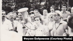 Фәүзия Бәйрәмова чыгыш ясый, уңда Тәлгать Бариев