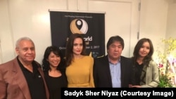 Кинорежиссер Садык Шер-Нияз, Голливуд жылдызы Анжелина Жоли жана Азия фильмдеринин бүткүл дүйнөлүк фестивалынын уюштуруучулары. 31.10.2017-ж.