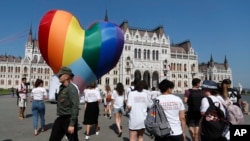 През лятото Унгария прие законодателство, което беше определено като "посегателство срещу правата на ЛГБТ общността от ЕС. Това предизвика масови протести и редица акции в страната