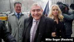 Документи, надані українсько-американським бізнесменом Левом Парнасом слідчим Конгресу США щодо імпічменту, були оприлюднені 14 січня 2020 року