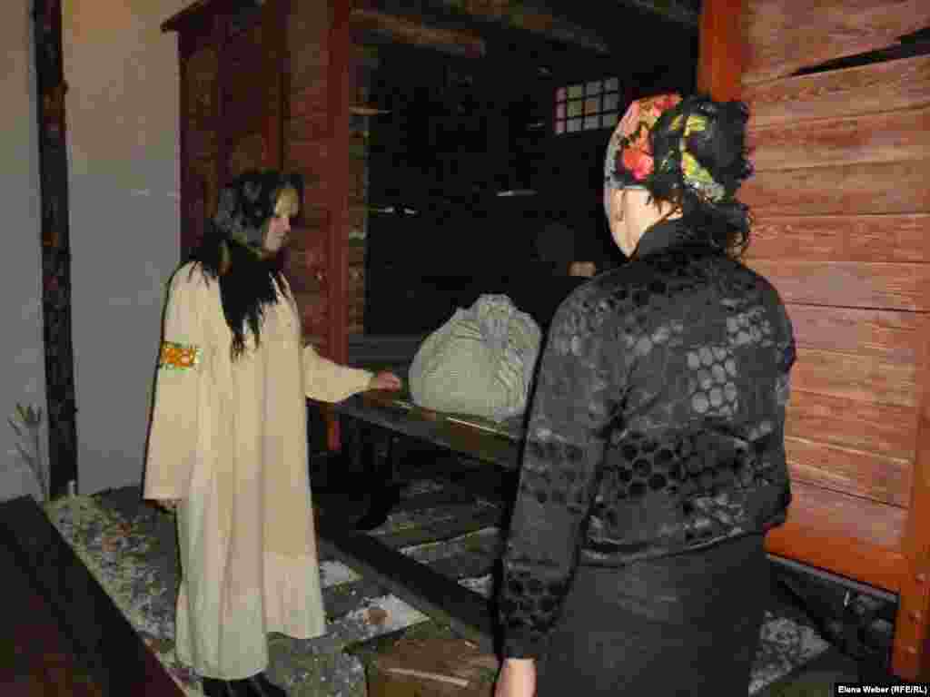 Сценка, как политзаключенных перевозят в товарных вагонах. Семьи доставлялись в переполненных "телячьих вагонах". В этих же вагонах ехали и беременные женщины, и кормящие матери, и дети, и старики. Многие умирали в этих вагонах, которые преодолевали тысячи километров. 