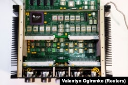 Электрычная плята зь аскепкаў ракеты «Іскандэр» знойдзенай ва Ўкраіне ў 2022 годзе. Кандэнсатары тут жоўтага колеру. Прысутнічаюць таксама мікрасхемы беларускага заводу «Інтэграл», а таксама чып амерыканскай кампаніі «Texas Instruments»