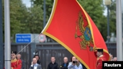 Ngritja e flamurit të Malit të Zi gjatë ceremonisë së anëtarësimit në NATO. Bruksel, 7 qershor, 2017