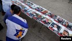 ჰამასის მძევლების ფოტოები თელ-ავივში, „მძევლების მოედანზე“, სადაც 13 ოქტომბერს, ისრაელის სხვა ქალაქების მსგავსად, ათასობით ადამიანი ელოდება მათ გათავისუფლებას