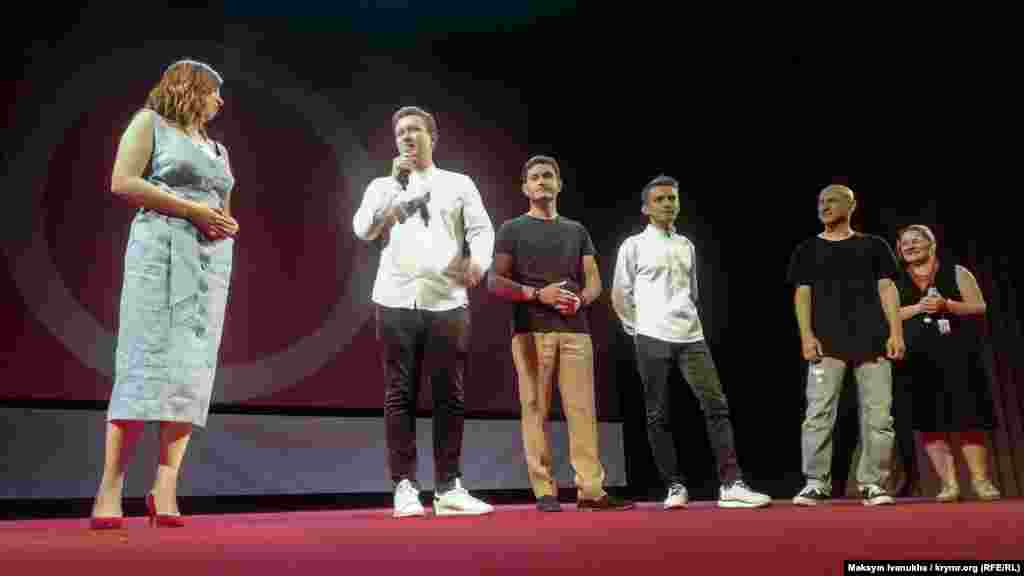 Прем'єра фільму &laquo;Додому&raquo; режисера Нарімана Алієва на Одеському міжнародному кінофестивалі. Третій зліва &ndash; Ахтем Сеітаблаєв. Фільм отримав Гран-прі фестивалю. У жовтні стрічка отримала національну премію кінокритиків України &laquo;Кіноколо&raquo; як кращий фільм року. У травні 2019 його також показували на 72-му Каннському фестивалі. Одеса, 14 липня 2019 року