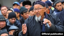 Жители приграничных сел в Баткенской области на встрече с представителями властей. Иллюстративное фото.