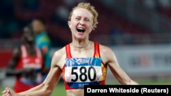 Кыз-келиндер арасында 10 миң метрге чуркоодо жеңүүчү болгон Дарья Маслова. 25-август, 2018-жыл. Индонезия. 