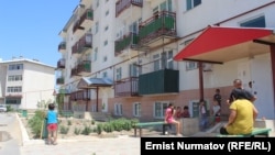 Ош шаарындагы жаңы курулган үйлөрдүн бири, 28-июль, 2012.