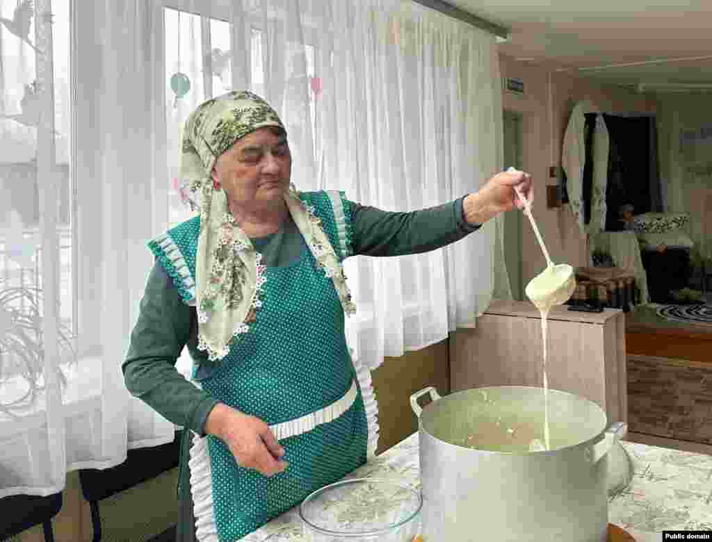 Төмән өлкәсе Муллаши авылында "Бакцар боткасы" ("Сыерчык боткасы") бәйрәме узды. Ботканы он һәм сөттән пешерәләр.