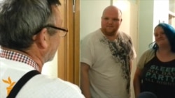 'Yes' And 'No' Campaigners Go Door-To-Door In Scotland