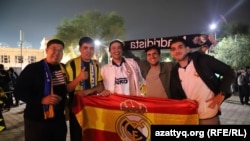 Казахстанцы и иностранцы около стадиона «Орталык» в Алматы перед матчем «Кайрат» – «Реал». 30 сентября 2025 года