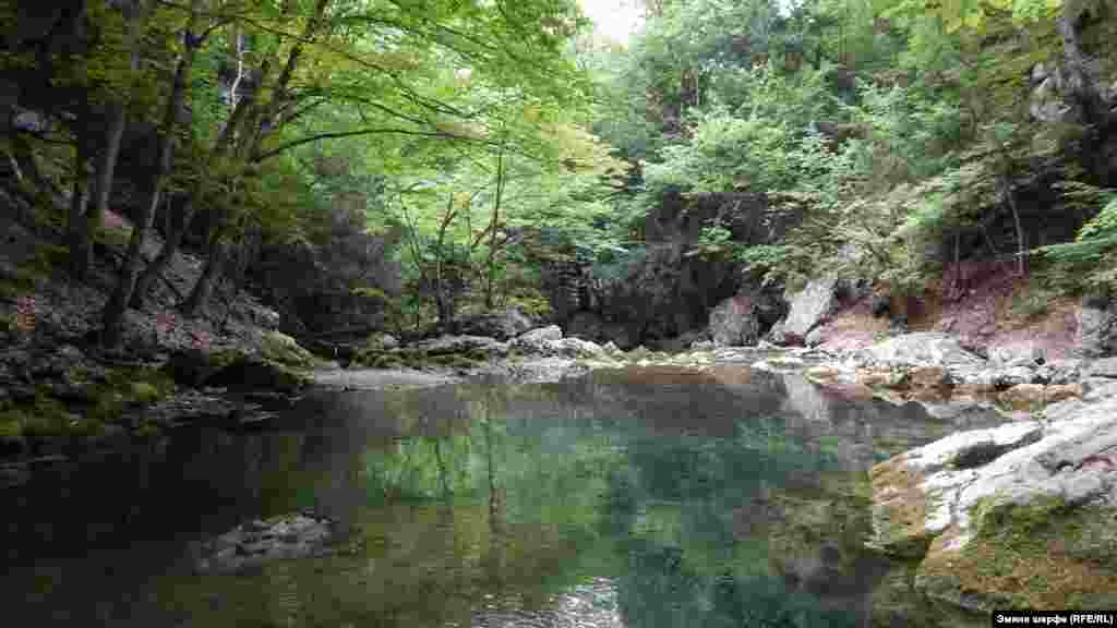 Dereniñ ziyaret etilgen daa bir yeri - Kök göl. Suv mında zumrut renkinde, küçük balıçıqlar yalday