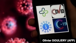 Aplicațiile mobile de urmărire a persoanelor infectate cu coronavirus, dar și a tuturor celor care intră în contact cu ele, creează posibilități de supraveghere în masă.