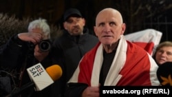 Алесь Бяляцкі каля амбасады ЗША ў Вільні пасьля вызваленьня, 13 сьнежня 2025 