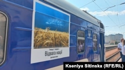 Війна очима американця. Потяг із світлинами Говарда Баффета запустили в Україні (фотогалерея)