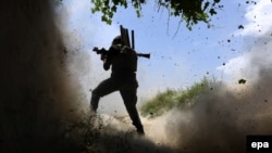 Солдат афганской армии во время атаки боевиков ИГИЛ, провинция Нангархар, 21 мая, 2017. 