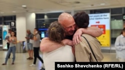 Владислав Єсипенко з дружиною Катериною та донькою Стефанією в аеропорту Праги після повернення з Керченської колонії, 22 червня 2025 року