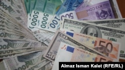 Национальные валюты КР, США и ЕС. Иллюстративное фото. 