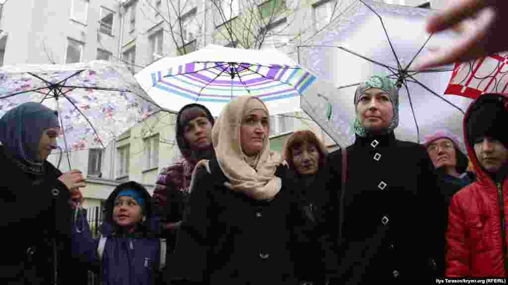 Зліва направо: дружини фігурантів &laquo;ялтинської справи Хізб ут-Тахрір&raquo; Ганна Богачева, Зарина Джеппарова, Наджах Алієва і Мер'єм Куку