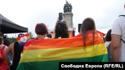 Участници в София прайд пред Паметника на съветската армия