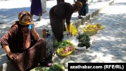 Köçede gök önümlerini satýan söwdegärler