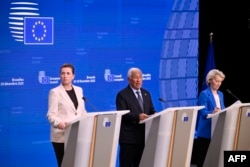 Прем'єрка Данії Метте Фредеріксен, президент Євроради Антоніу Кошта, очільниця Єврокомісії Урсула фон дер Ляєн (зліва направо) після завершення засідання Євроради в Брюсселі, Бельгія, 19 грудня 2025 року