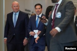 Держсекретар США Марко Рубіо разом із послом Сполучених Штатів при НАТО Метью Вітакером прибувають до штаб-квартири Альянсу в Брюсселі, Бельгія, 3 квітня 2025 року