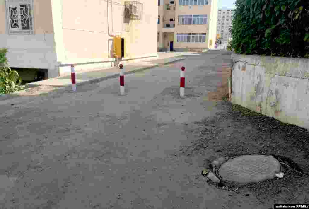 Ограждения установлены и на небольших улицах внутри гостонаселенных микрорайонов&nbsp;