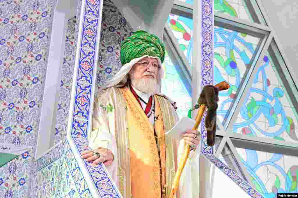 Русиянең Югары мөфтие Тәлгать Таҗетдин Башкортстанның Ләлә-Тюльпан мәчетендә гает вәгазе сөйли. 