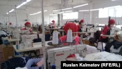 Жалал-Абаддагы беткап чыгарган тигүү цехи. 