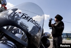 Член байкерского мотоклуба «Ночные волки» на белорусско-польской границе (иллюстративное фото)