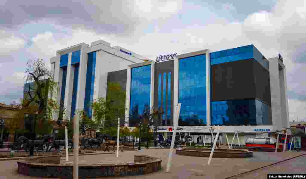 Шаардагы айтылуу "Айчүрөк" соода борбору.&nbsp;