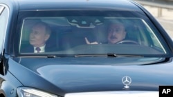 Putin Bakıda ziyafətə Əliyevin idarə etdiyi maşında gedir.