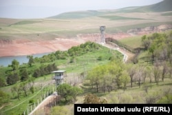 "Кемпир-Абад" же "Анжиян" суу сактагычынын аймагы. Бул жерди Өзбекстандын аскерлери кайтарат.