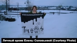 Елена Соловьева в деревне Новикбож Усинского района Коми, май 2017 года