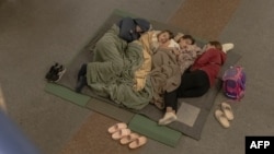 Кияни цілими родинами сплять в метро під час російської масованої повітряної атаки в ніч на 21 серпня 2025 року