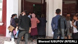 Узбекистанские студенты стоят в очереди, чтобы забрать свои документы из Ошского государственного университета. Фото Шерзода Юсупова.