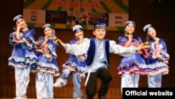 "Түгәрәк уен" фестивалендә катнашучы балалар фольклор ансамбле