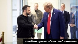 Президентът на Украйна Володимир Зеленски (вляво) и президентът на САЩ Доналд Тръмп