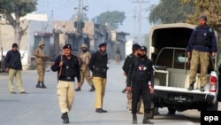 په بنو کې پوليس او امنيتي سرتېري د امنيت ټينګولو لپاره راوتلي دي + انځور له ارشيفه 