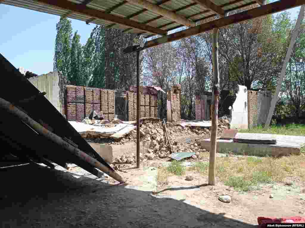 Опустевший двор. Село Максат. 2 мая 2021 г.&nbsp;