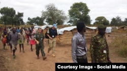 Военные наблюдатели и полицейские ООН вмести с предавителями местной власти в лагере беженцев.