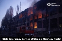 Горить житловий будинок, у який влучив російський дрон. Одещина, Україна, 13 грудня 2025 рік