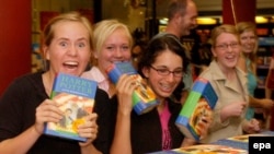 Британ кызлары Лондон кибетендә яңа гына чыккан «Һарри Поттер» китабына куана