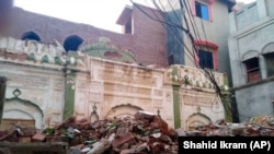 د پاکستان احمدیانو ټولنه وايي، پر عبادتځایونو یې بریدونه کېږي. دا انځور په ۲۰۱۸ز کې په سیالکوت کې د احمدیاتو د عبادتخانې تر ورانولو وروسته اخیستل شوی.