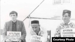 Казанның Ирек мәйданында сәяси ачлык тотучылар. Сулда - Фазыл Вәлиәхмәтов