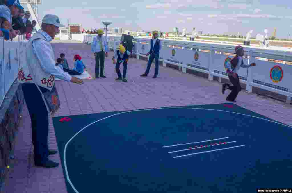 Мелдештердин алдында көрүүчүлөргө улуттук "Асык атуу" (ордо) оюну тартууланды.&nbsp;