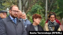 Адвокат Николай Полозов (слева), адвокат Эмине Авамилева (по центру) и Левиза Джелялова, жена Наримана Джелялова(справа) - Симферополь, Крым, октябрь 2021